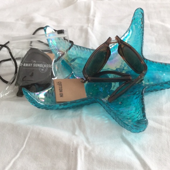 ๐NWT So Very Cool & Fun Fold Away Unisex Sunglasses / Case Wardrobe Must Have๐ - Picture 2 of 4